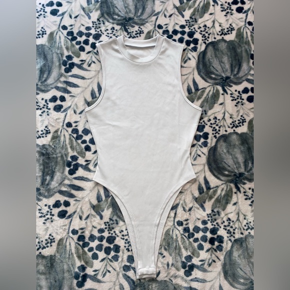 Amazon Tops - Ribbed High Neck Bodysuit in White - size XS